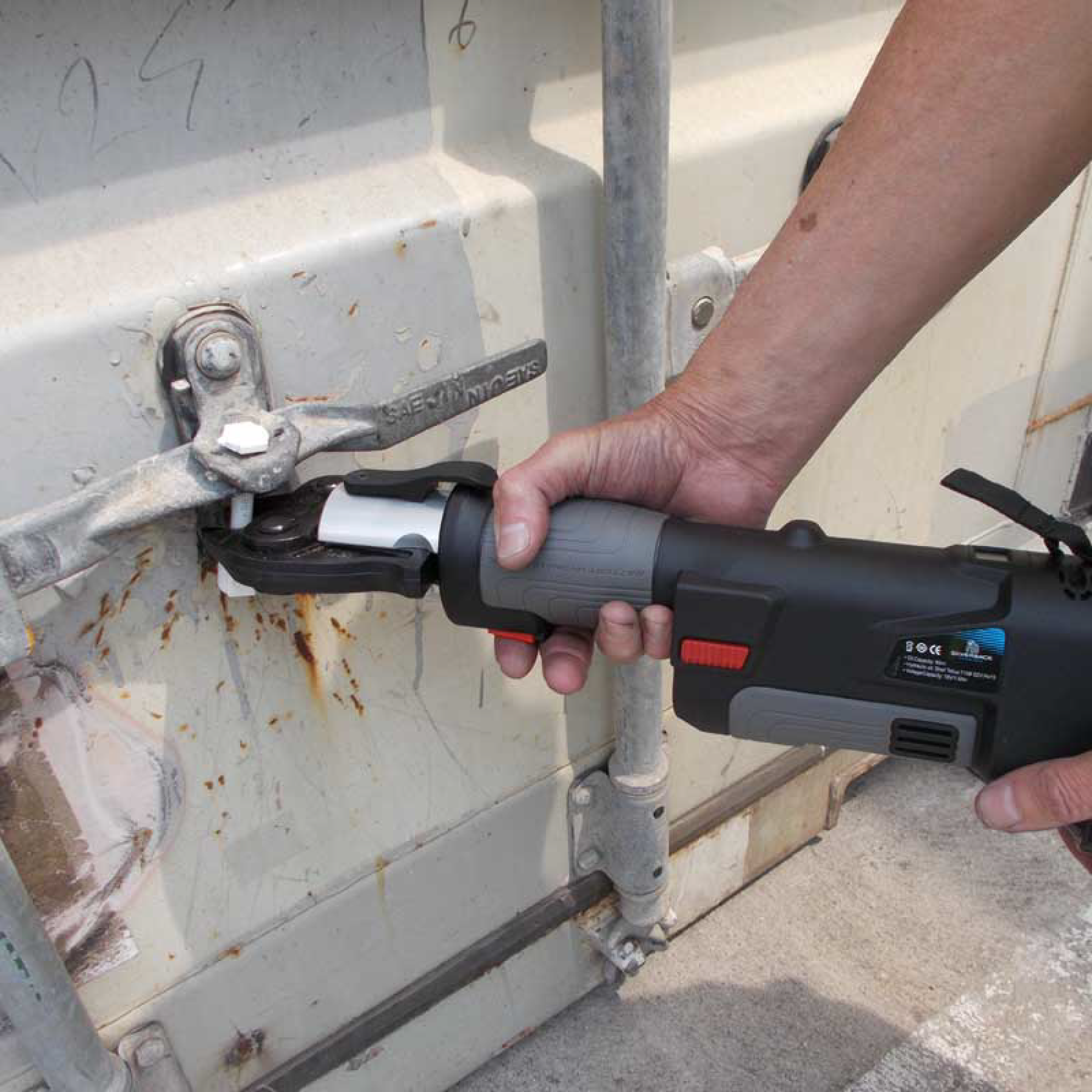 Cordless Bolt Seal Cutter 18V - Omni Packaging 